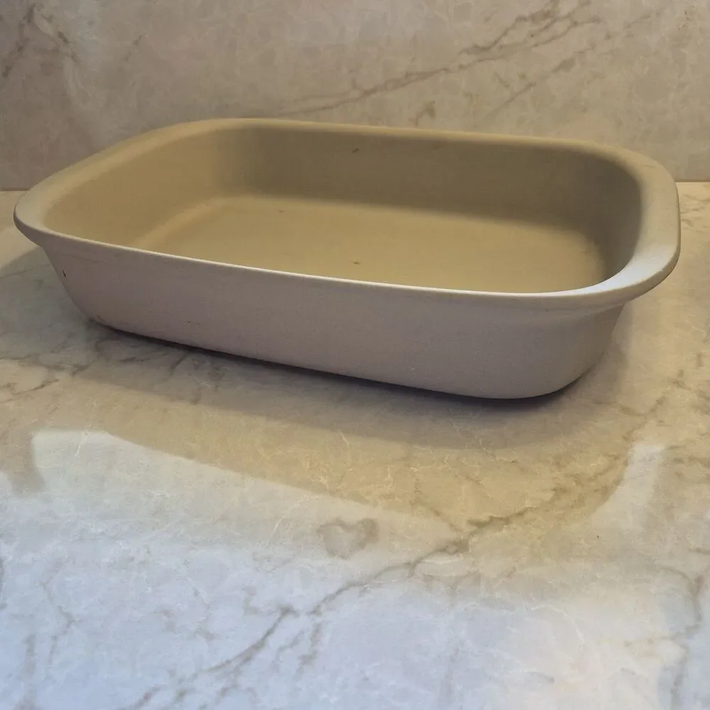 Pampered Chef Beige Ceramic-Look Rectangular Baking Dish
